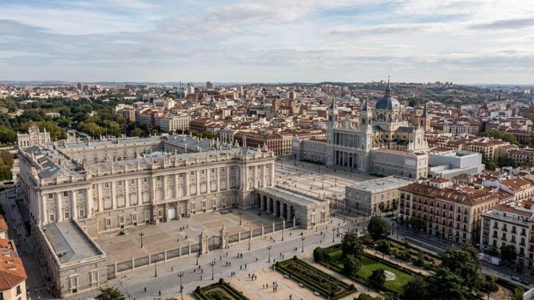 Suite de lujo con bañera de hidromasaje en un espectacular hotel 5* por 60€