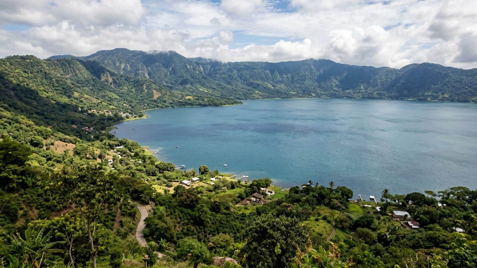 Mejor época para viajar al lago de Coatepeque