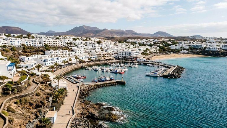Lanzarote: 7 noches en un aparthotel con vistas al mar por 238€