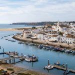 El Algarve: aparthotel con piscinas, pistas de tenis y restaurante por 19€