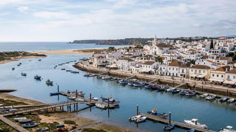 El Algarve: aparthotel con piscinas, pistas de tenis y restaurante por 19€