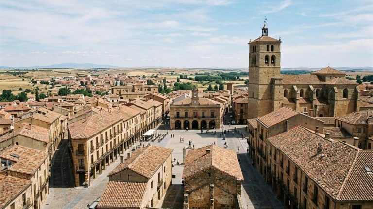 Parador ubicado en un castillo-palacio donde se celebraron las Cortes en 1176 por 42€