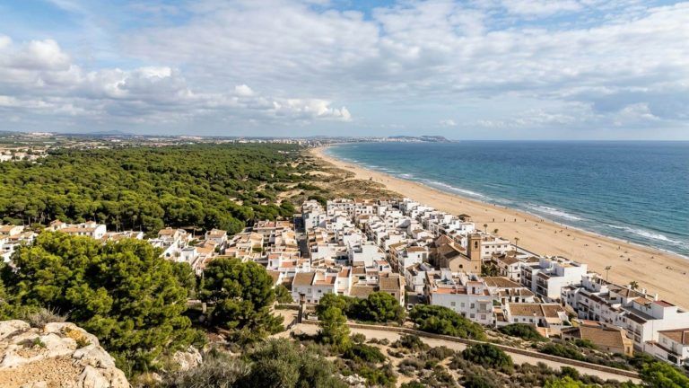 Hotel en Guardamar del Segura con acceso directo a la playa y pensión completa por 52€