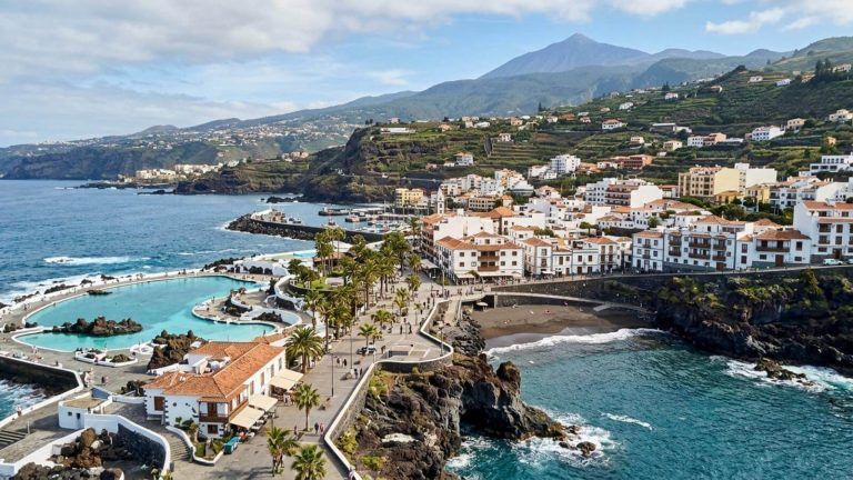 Tenerife: vuelos + 5 noches en aparthotel con vistas al Teide por 129€