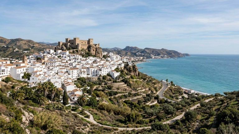 Vacaciones en Salobreña: 7 noches en un hotel 4* con pensión completa por 401€