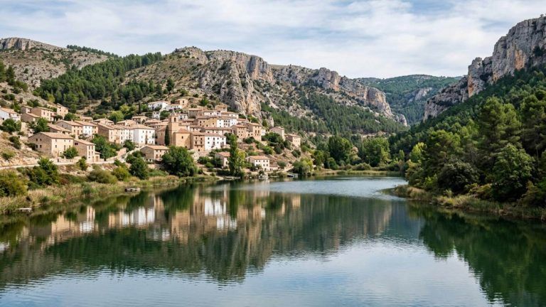 Parador con techos abuhardillados y vigas de madera del siglo XIV por 47€