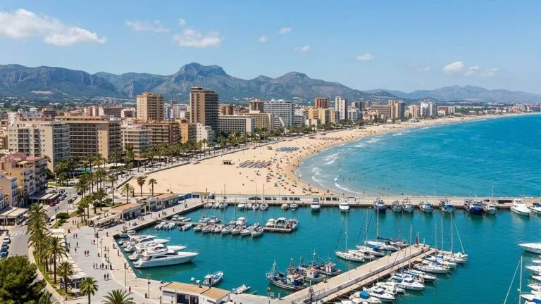Vacaciones en Gandía: 7 noches en un hotel con pensión completa desde 430€