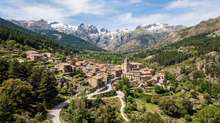 Parador inaugurado por Alfonso XIII entre aguas cristalinas, agrestes rocas y verdes pinares desde 37€ p.p./noche
