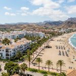 Vacaciones en la Costa de Almería: 7 noches en un aparthotel 4* con pensión completa desde 392€
