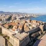 Parador en lo alto de una colina con vistas panorámicas al mar por 42€