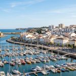 El Algarve (Portugal): vuelos + 3 noches en aparthotel cerca de la famosa playa de Praia da Rocha por 114€