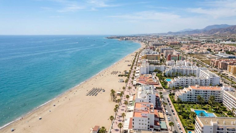 Roquetas de Mar: resort 4* en la playa con desayuno, almuerzo y cena desde 74€ p.p./noche