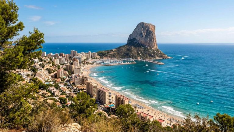 Vacaciones en Calpe: 7 noches en primera línea de mar con pensión completa desde 635€ p.p.