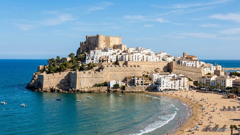 Vacaciones en Peñíscola: 7 noches en un hotel a pie de playa con pensión completa desde 704€ p.p.