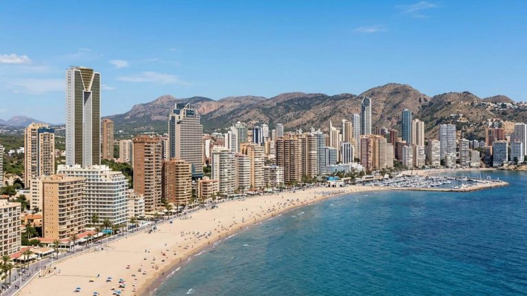 Vacaciones en Benidorm: 7 noches en un hotel en el centro con pensión completa desde 465€ p.p.