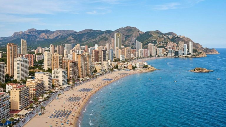 Benidorm: 7 noches en hotel 4* con ambiente solo adultos y pensión completa desde 721€ p.p.