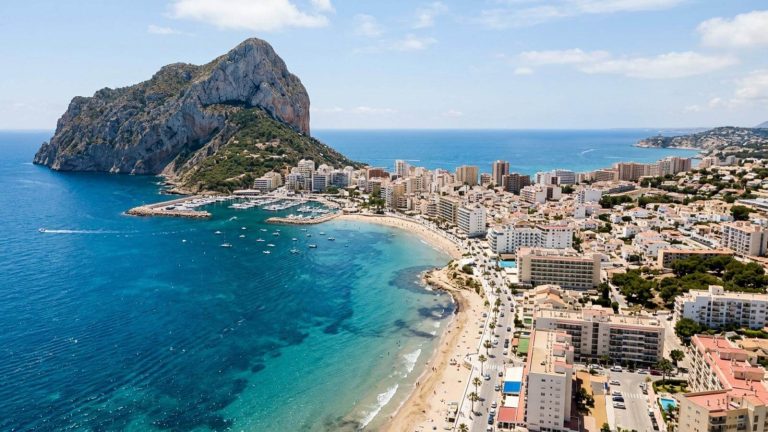 Vacaciones en Calpe: 7 noches en un hotel con vistas y pensión completa desde 591€ p.p.