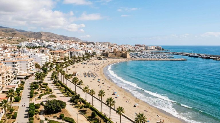 Vacaciones en Roquetas de Mar: 7 noches en hotel 4* frente al mar con pensión completa desde 422€ p.p.