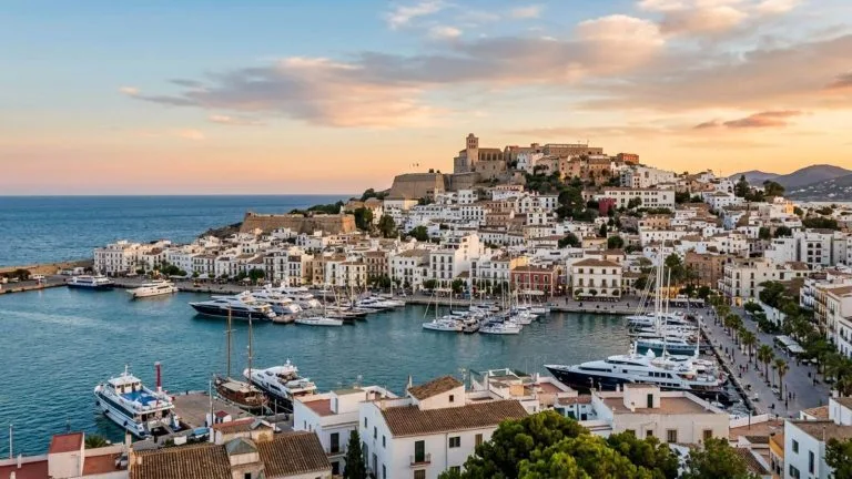 Escapada de lujo a Ibiza: hotel 5* a un paso de la playa desde 88€ p.p./noche