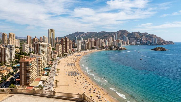 Vacaciones en Benidorm: 7 noches en un encantador hotel con pensión completa desde 530€ p.p.