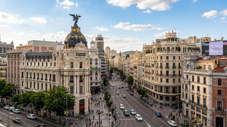 Escapada de lujo a Madrid: hotel 5* de diseño con piscina desde 44€ p.p./noche