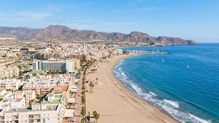 Vacaciones de verano en Roquetas de Mar: 7 noches en un hotel 4* con pensión completa desde 422€ p.p.