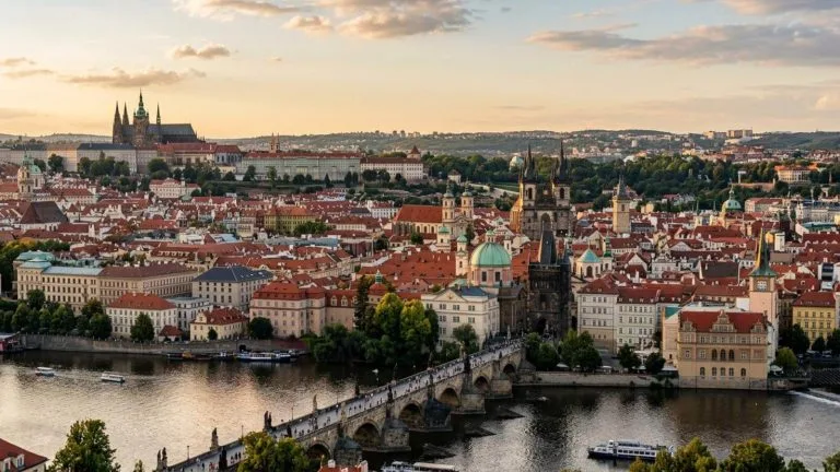 Praga: vuelos + 8 noches en un hotel 4* desde 369€ p.p.