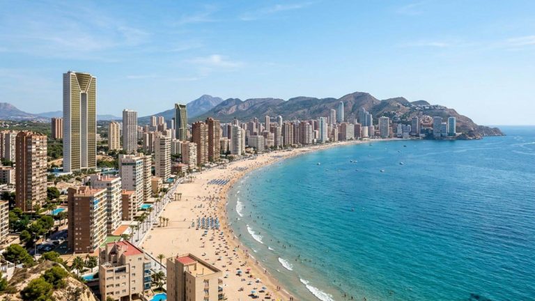 Vacaciones en Benidorm: 6 noches en un hotel a un paso de la playa con pensión completa desde 372€ p.p.