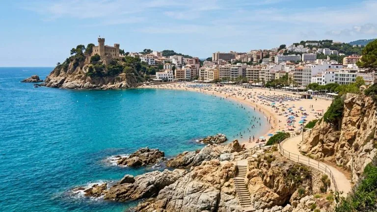 Vacaciones en la Costa Brava: 7 noches en un acogedor hotel con pensión completa desde 332€ p.p.