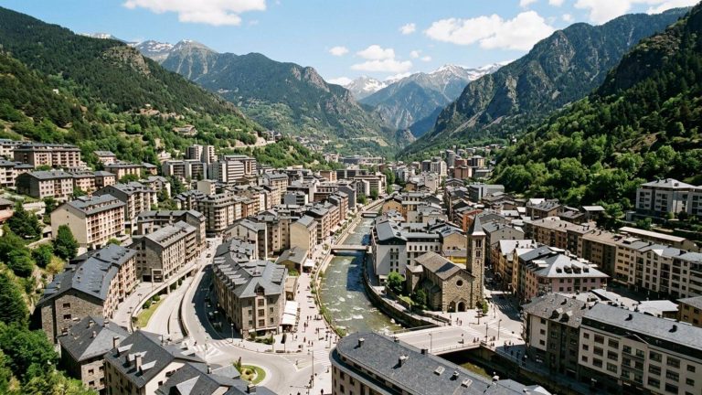 Fantástico hotel situado en pleno centro comercial de Andorra la Vella desde 38€ p.p./noche