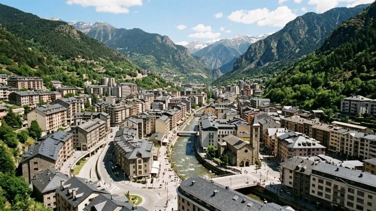 Fantástico hotel situado en pleno centro comercial de Andorra la Vella desde 38€ p.p./noche