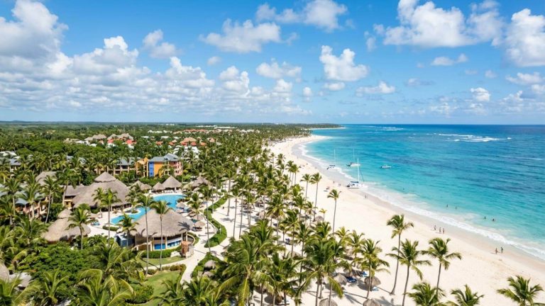 Vuelos directos a Punta Cana + 7 noches en un resort 5* by Barceló con todo incluido desde 989€ p.p.