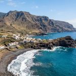 Parador entre una montaña volcánica y una playa de arena negra desde 41€ p.p./noche