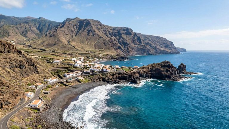 Parador entre una montaña volcánica y una playa de arena negra desde 41€ p.p./noche