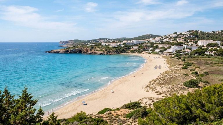 Vacaciones en Menorca: 7 noches en un aparthotel con vistas al mar desde 182€ p.p.