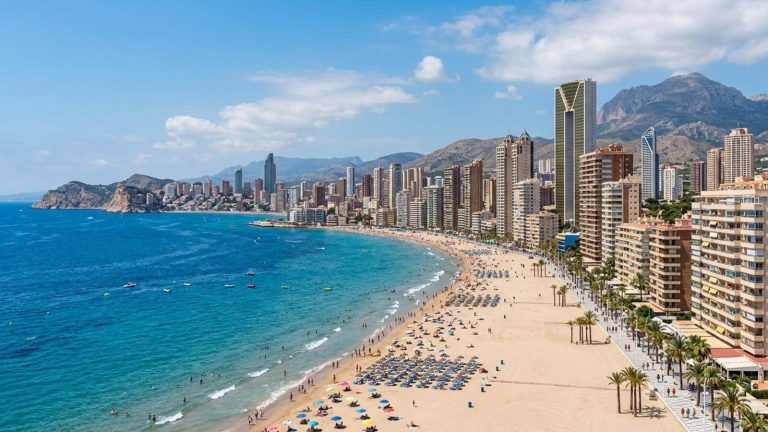 Agosto en Benidorm: magnífico hotel 4* en la playa con todas las comidas incluidas desde 105€ p.p./noche