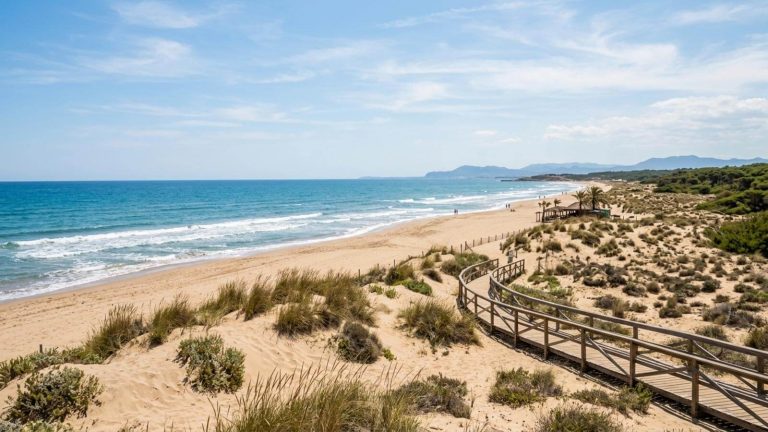 Parador rodeado de dunas, un inmenso pinar y un campo de golf desde 63€ p.p./noche