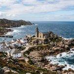 Parador con vistas al mar excavado en una colina mimetizado con el paisaje desde 69€ p.p./noche