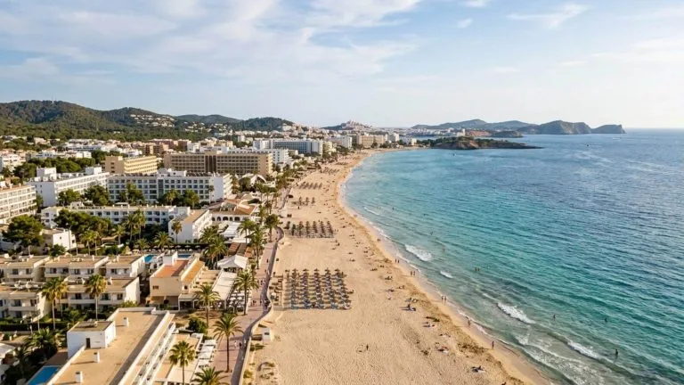 Emblemático Hard Rock Hotel Ibiza 5* a pie de playa desde 123€ p.p./noche