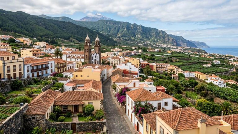 Parador en medio de un paisaje lunar a más de 2.000 metros de altitud desde 58€ p.p./noche