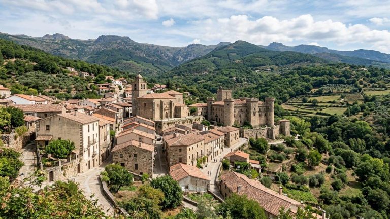 Parador en un antiguo castillo-palacio donde vivió Carlos V desde 47€ p.p./noche