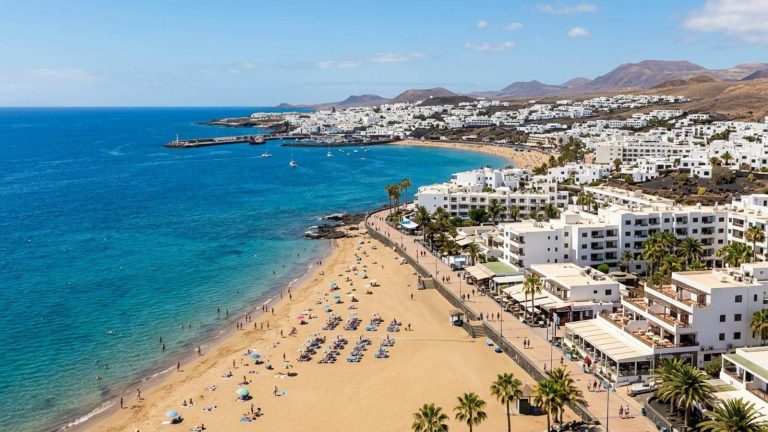 Vuelos a Lanzarote + 3 noches en un aparthotel con vistas al mar desde 167€ p.p.