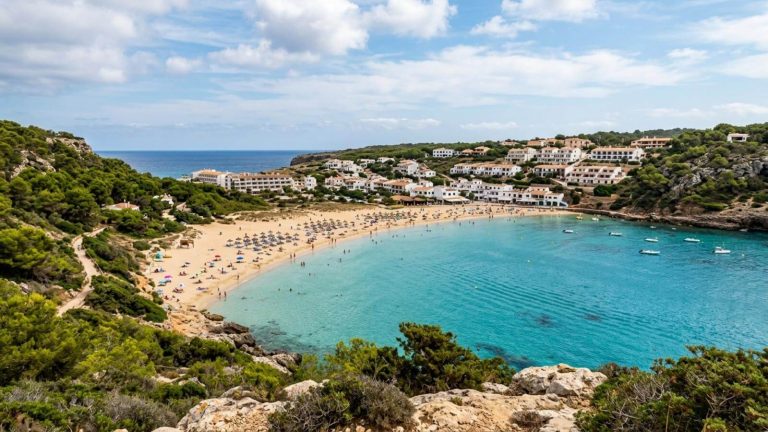 Vuelos a Menorca + 3 noches en resort frente al mar con todo incluido desde 201€ p.p.