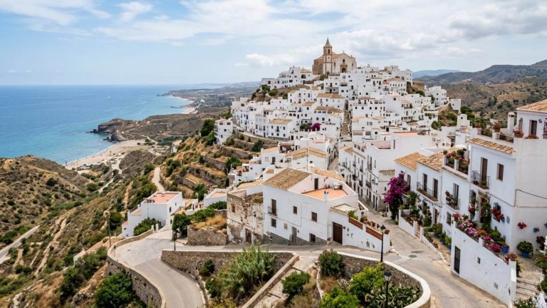 Escapada solo para adultos en Mojácar: hotel 4* de diseño con pensión completa desde 63€ p.p./noche