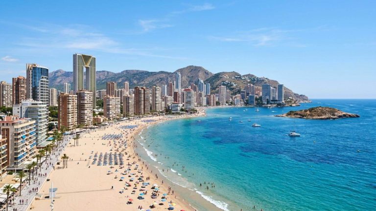 Últimos días de verano en Benidorm: acogedor hotel cerca de la playa con todas las comidas incluidas desde 31€ p.p./noche