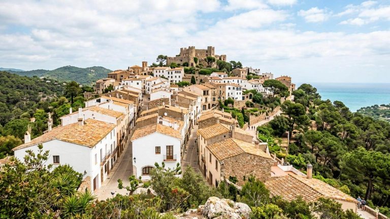 Encantador Parador sobre un acantilado en la Costa Brava desde 47€ p.p./noche