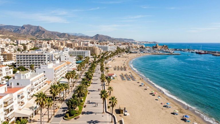 Fin de semana en Roquetas de Mar: hotel 4* ubicado literalmente en la playa desde 37€ p.p./noche