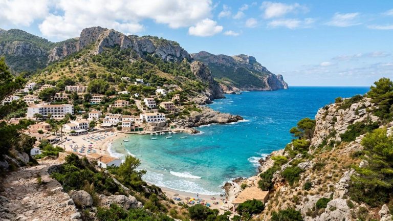 Última hora: hotel 4* entre dos preciosas calas de aguas cristalinas con media pensión desde 68€ p.p./noche