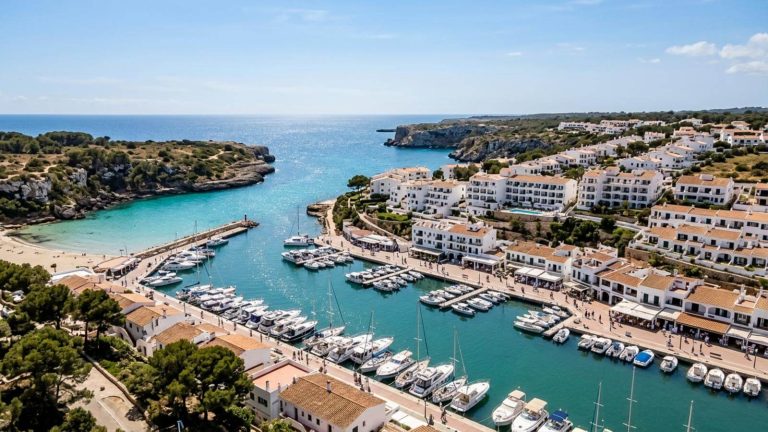 Menorca: hotel 4* frente al mar con solárium y ambiente exclusivo desde 41€ p.p./noche
